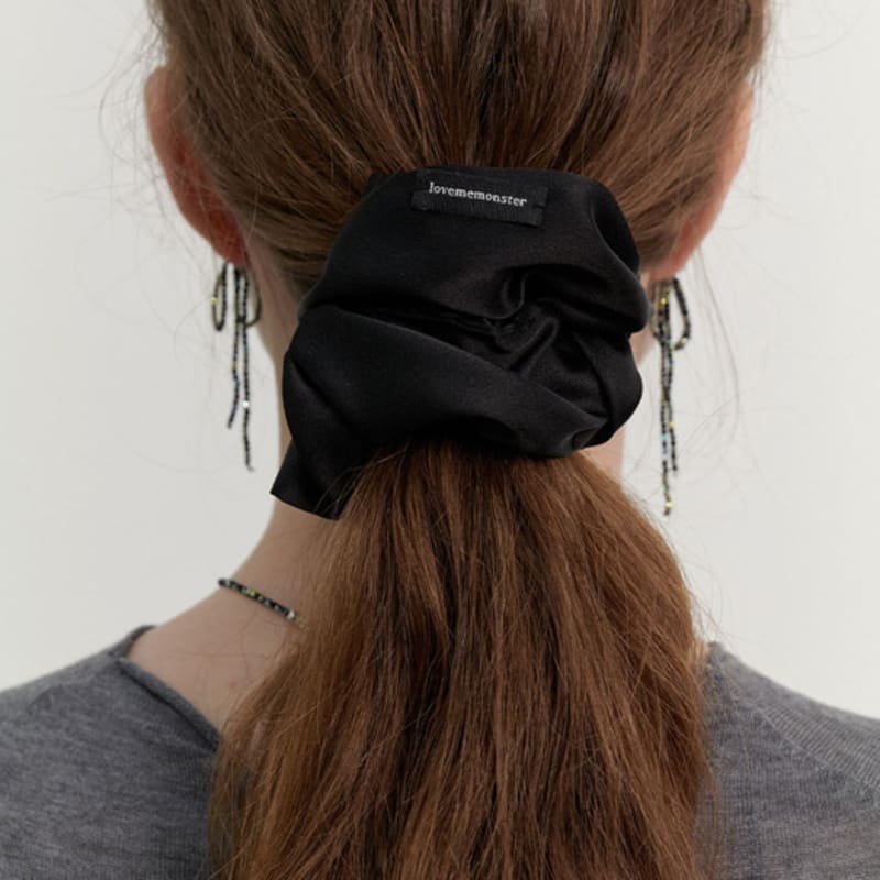 LOVE ME MONSTER Essential Satin Scrunchy M (L241MHA060)