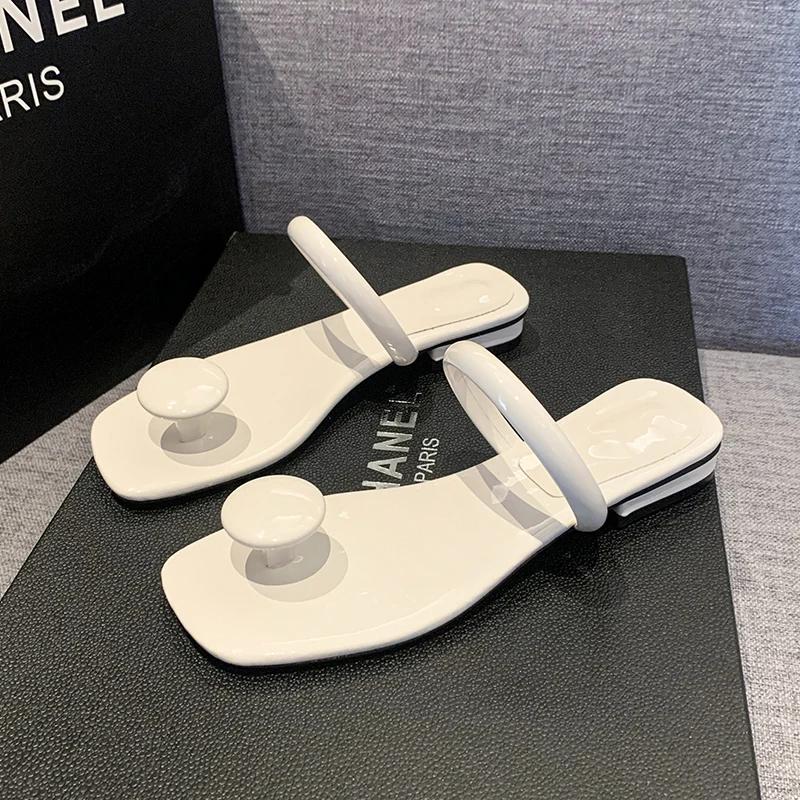 Новые женские тапочки от модного дизайнера. Летние сандалии. Тапочки на низком каблуке — фото 4