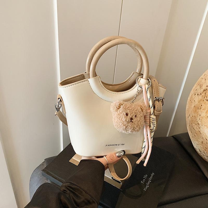 

Светлая роскошь новая летняя мода для通勤, дизайн ведра, нишевая портативная сумка через плечо