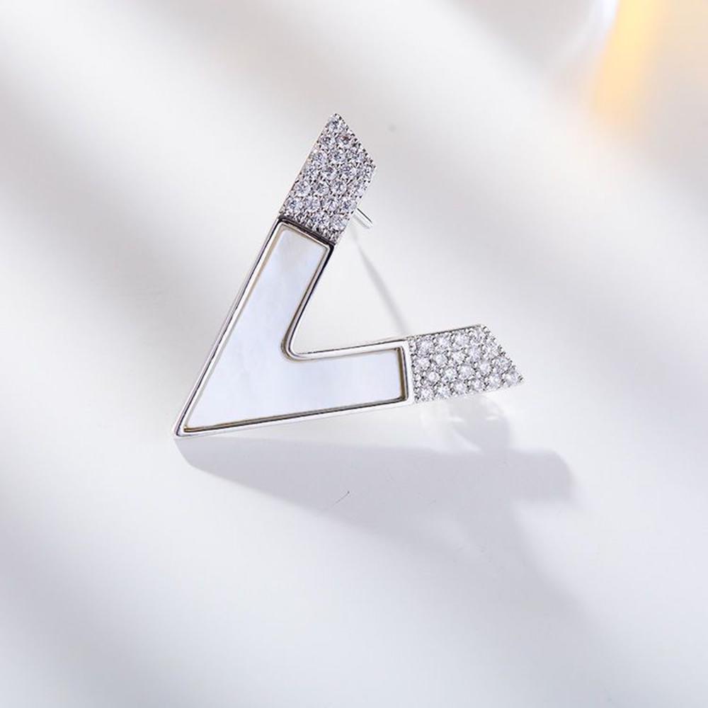 Luxury Rhinestone Letter D Brooches for Women Zircon Pearl Lapel Pins Gold Color Metal Party Clothes Suit Small Accessories Gift
