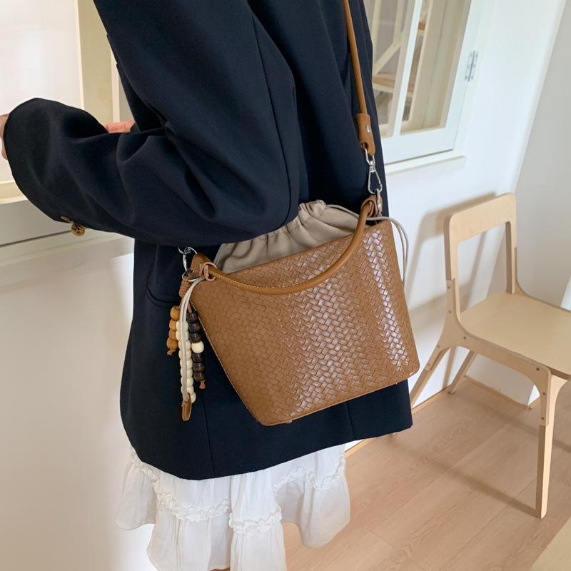 This Year's Popular Bag Women's 2025 New Summer Retro Niche Design Messenger Bag Portable Bucket Bag