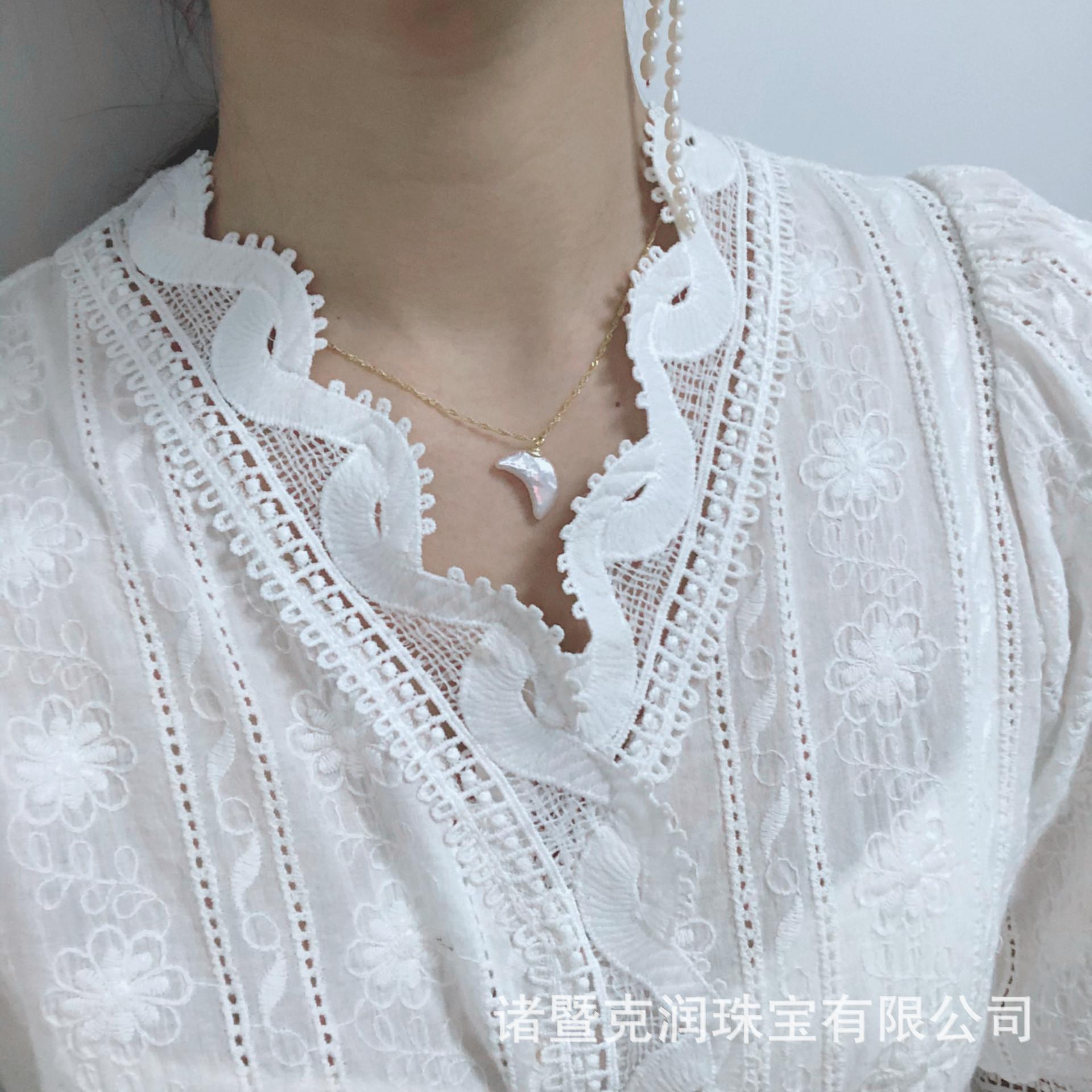 

Пресноводный барокко Маленькая Луна Жемчужный кулон 925 Серебряный кулон Жареное тесто Твист Ожерелье Серебряное ожерелье Маленький свежий кулон