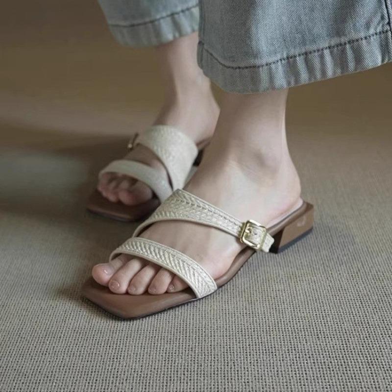 Fashion Low Heel Slippers Women's Fashion Square Toe Open Toe Woven Soft Slip Non-Slip Square Heel Flip-Flops with Metal Buckle