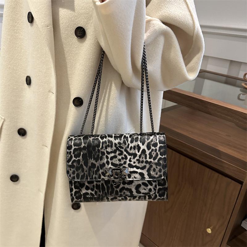 Chic Medium Sized Leopard Print Shoulder Bag With Lock Closure For Everyday Use