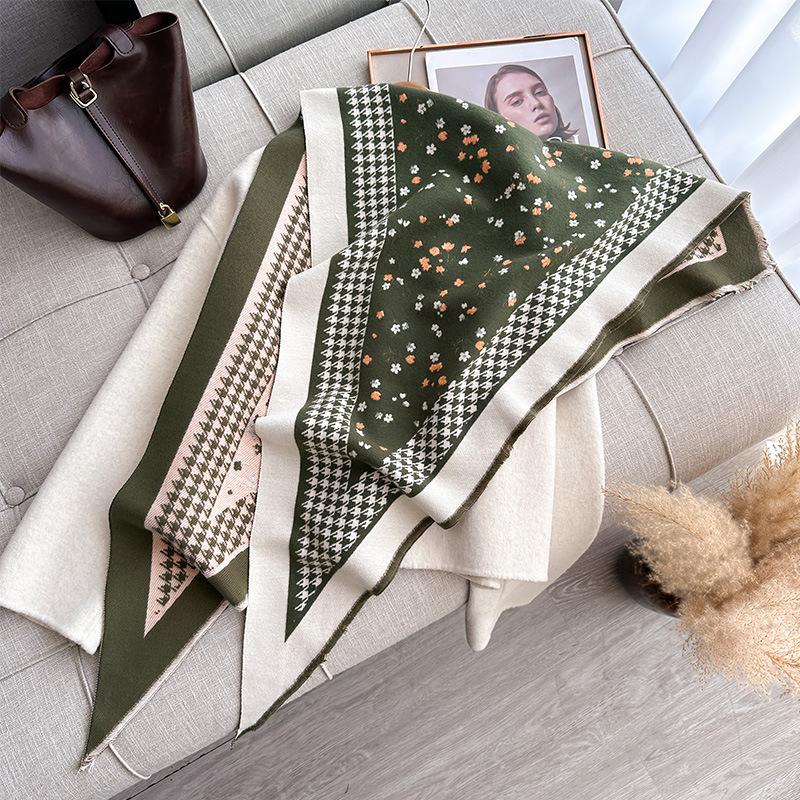 

Осенне-зимний треугольный шарф, цветочный узор «гусиная лапка», мелкий свежий принт, двухсторонний шарф, шаль Outside The Woman 135