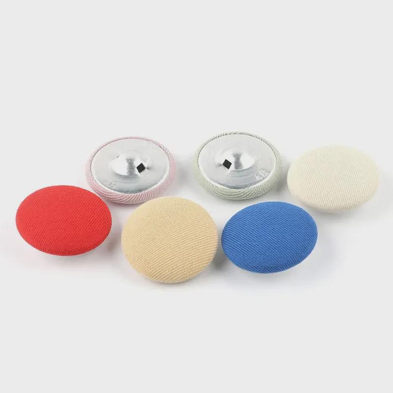 Dámská černá společenská košile s kulatou knoflíkovou ozdobou