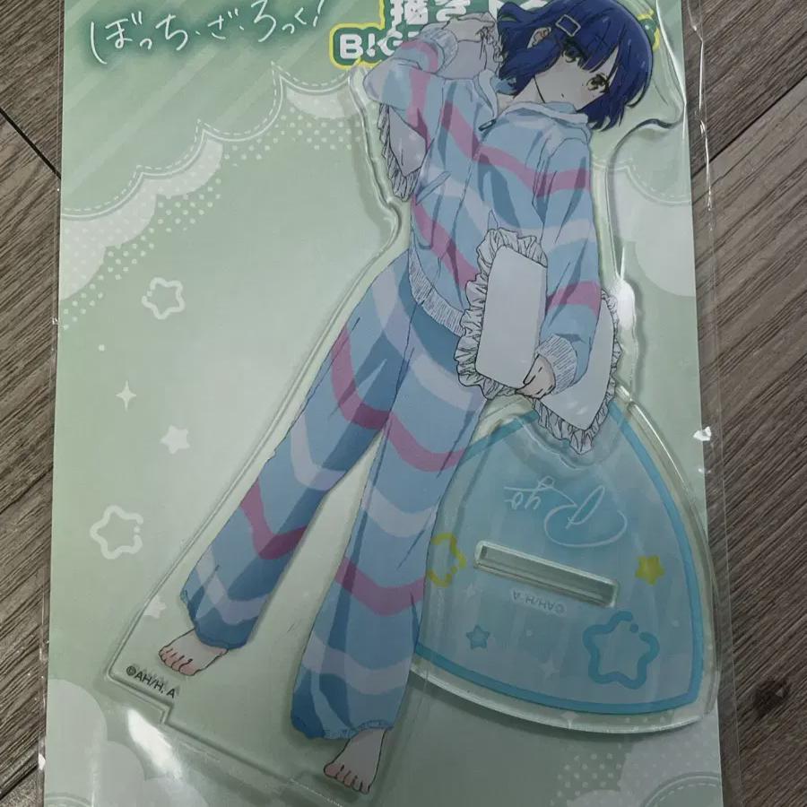 

Мы продаем акриловые подставки для пижам Botch The Rock.