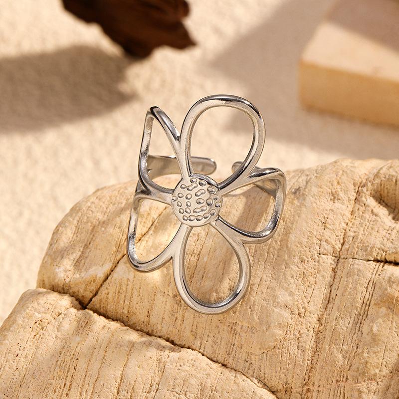 Chenhe titanium steel jewelry women's high-end sense niche design fashion jewelry stainless steel flowers do not fade open ring