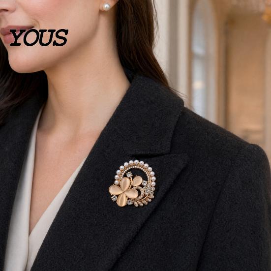 Metal Collar Pin Solid Alloy Pin, Four-Leaf Clover Center Shape Brooch with Electroplated Faux Opal, Anti-Oxidation Fastener for Coats
