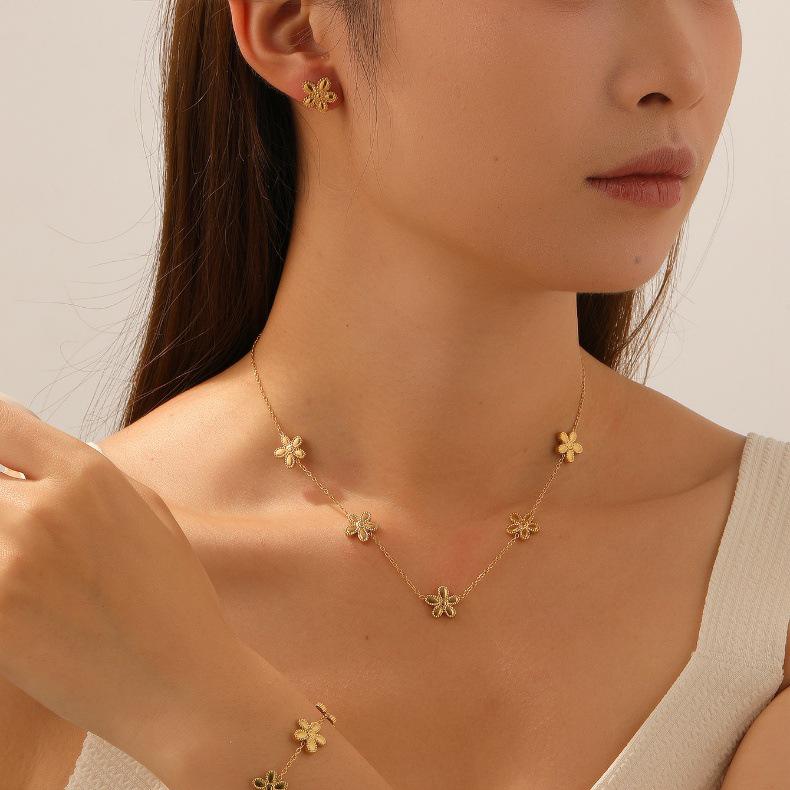 Elegant Korean-Style Gold-Plated Flower Pendant Necklace Set in Stainless Steel