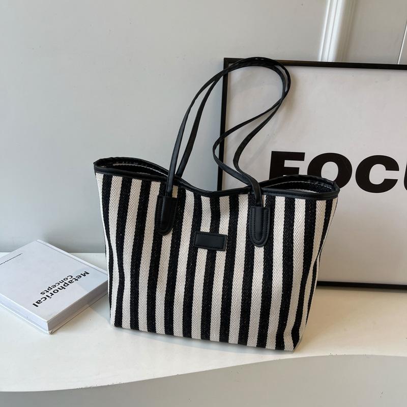 

Модная полосатая сумка-тоут для женщин в иностранном стиле 2024 года, повседневная, простая, с текстурой, из холста, большой емкости, для переноски вручную чёрный