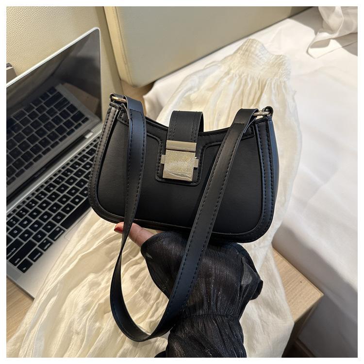 

Французская нишевая сумка через плечо для женщин 2024 года, популярная новая корейская версия, модная повседневная однотонная переносная сумка через плечо чёрный