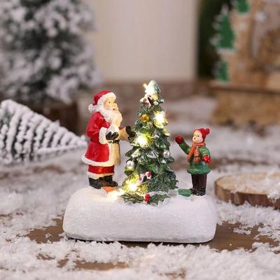 Pryskyřičná svítící vánoční socha s výhledem na sníh, design Santa Clause, vánoční pouliční lampa s LED světly, jehličí.