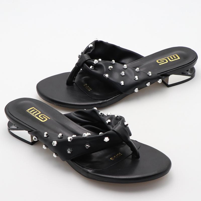 Fashion Metal Rivet Round Toe Comfortable Flip Flops Concise Open Toe Designer Flat Shoes Fashion Comfort Non-slip Vacation Beach Shoes