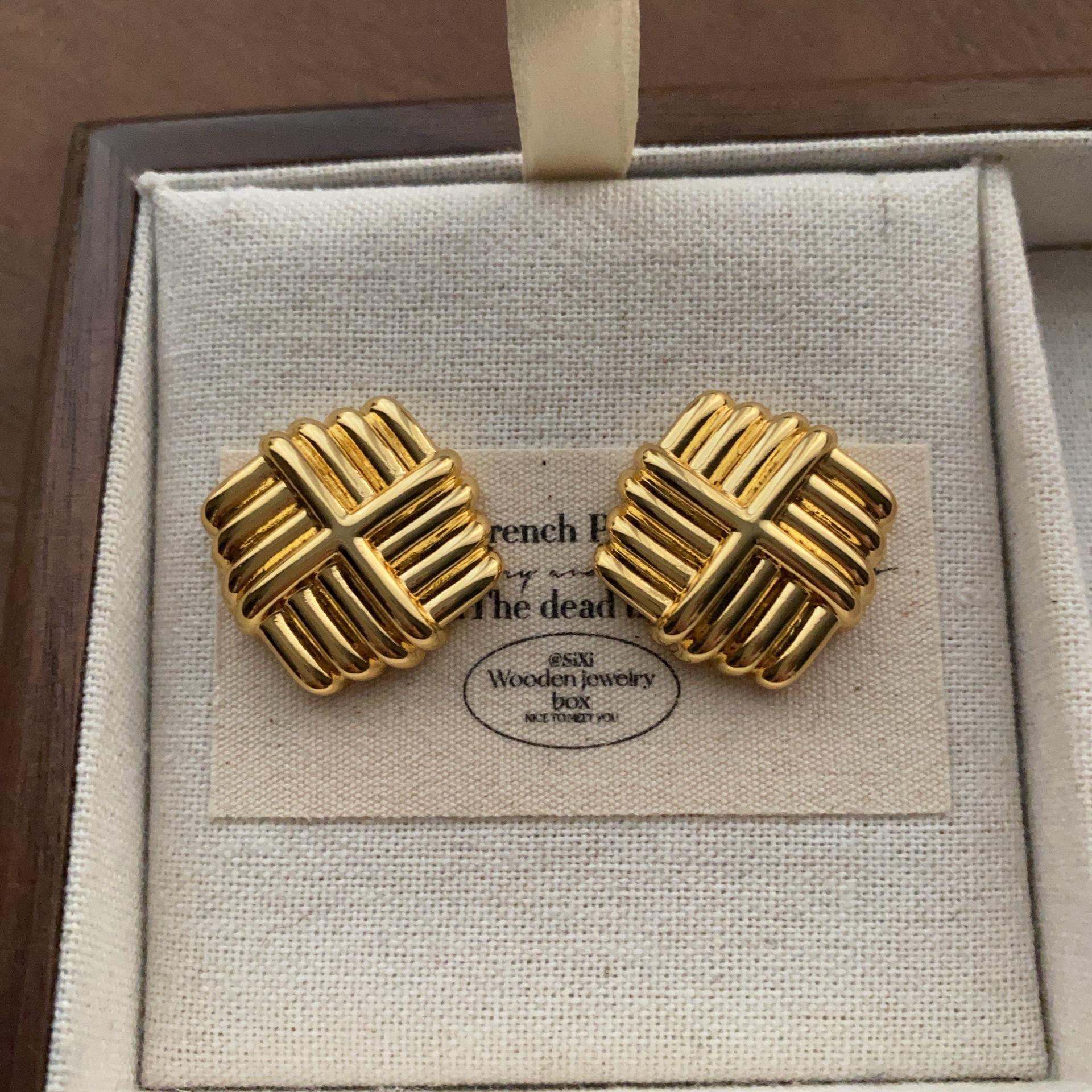 

Metal woven plaid square stud earrings French retro neat atmosphere simple earrings