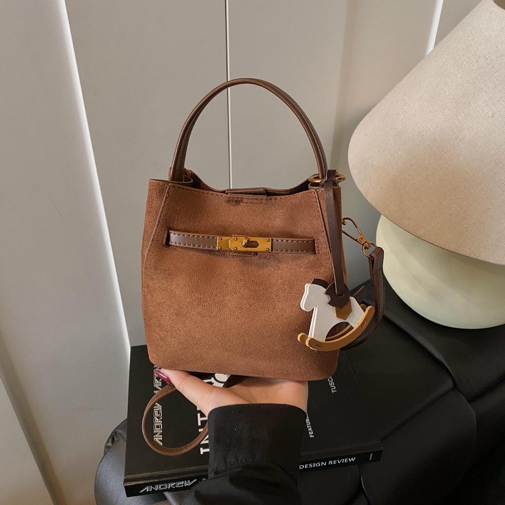 Zamszowa torba typu tote bucket w stylu koreańskim - Damska modna jesienna torba crossbody na ramię z kolorowym blokowaniem 2025