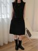 Elegantes ärmelloses schwarzes Damenkleid mit fließendem Gürtelband