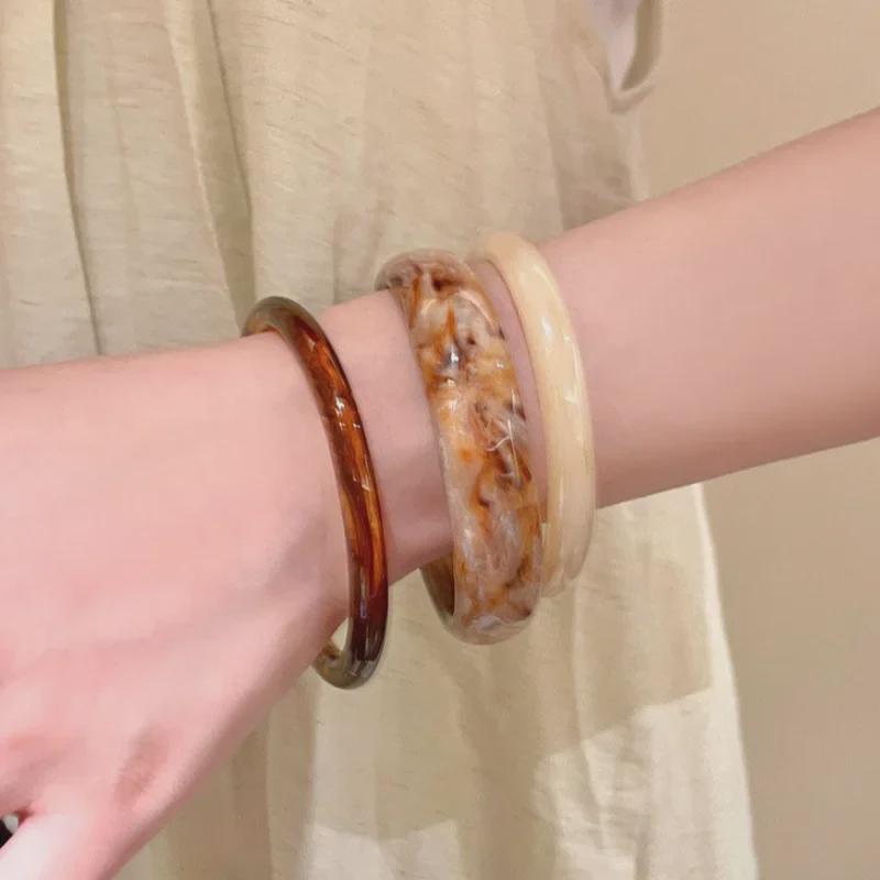 Wide-Edge Acrylic Bracelet: Retro Geometric Design for Women and Students