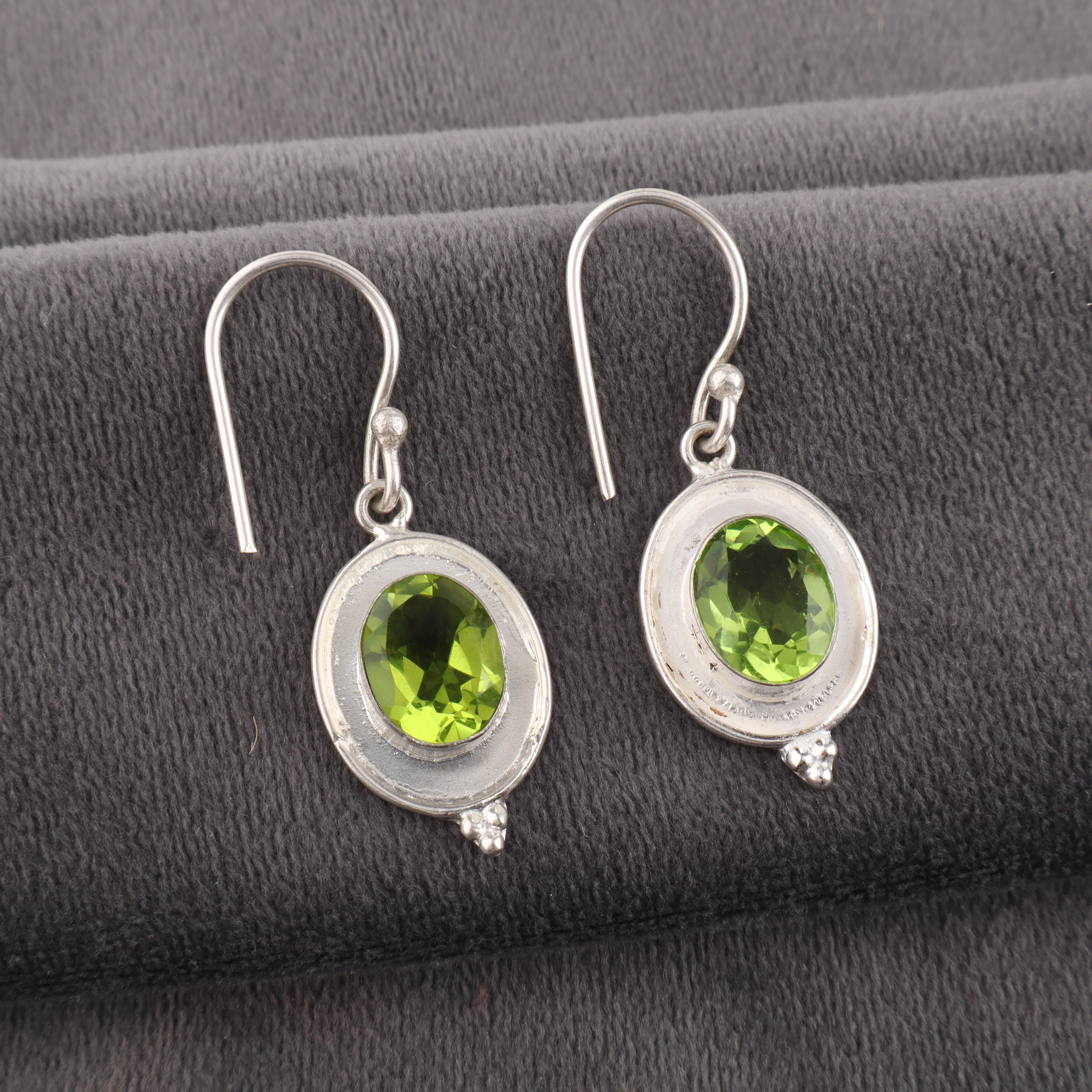 

Украшения с перидотом, Серьги из стерлингового серебра 925 пробы, Украшения для медитации ручной работы, Изящные серьги с перидотом, Подарок для нее 1.50 Inches зелёный