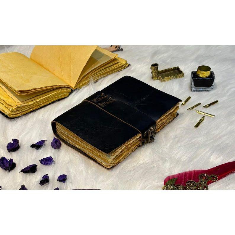 

Винтажный журнал из черной кожи – Ручной работы антикварный дневник с застежкой-оберткой и страницами с рваными краями – Журнал гримуар – Подарок для мужчин/женщин 8 x 6 in
