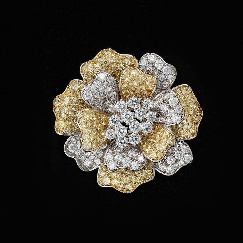 

Роскошная двухцветная золотая брошь-камелия с цирконами