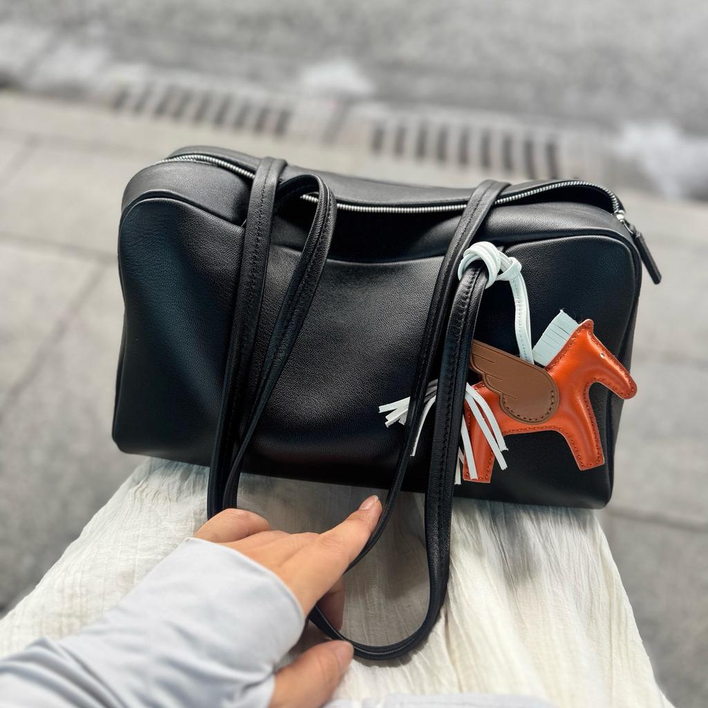2025 new RO * W niche design minimalist first layer sheepskin single shoulder underarm bowling bag premium commuter bag