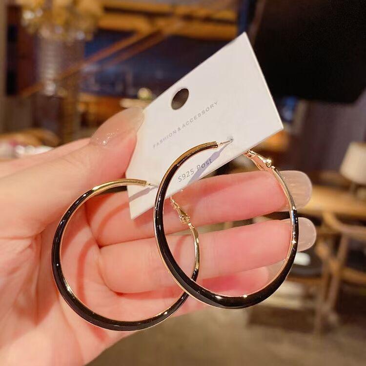 

Simple Temperament Black White Oil-dripping Hoop Earring for Women Gold Tone Statement Earrings Party Daily Wear Jewelry Gifts