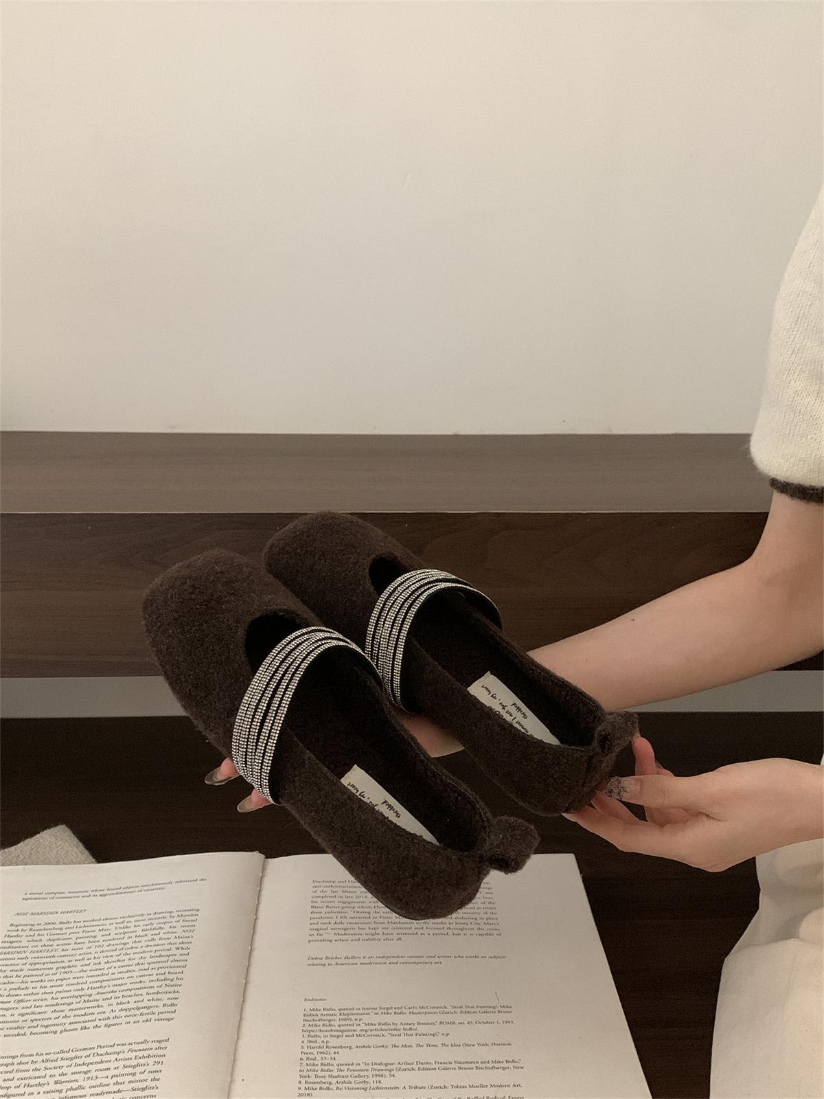 

French flat-bottomed rhinestone velvet Mary Jane shoes women s 2025 autumn and winter new light-mouth fluffy single shoes ladyshoes 39 коричневый