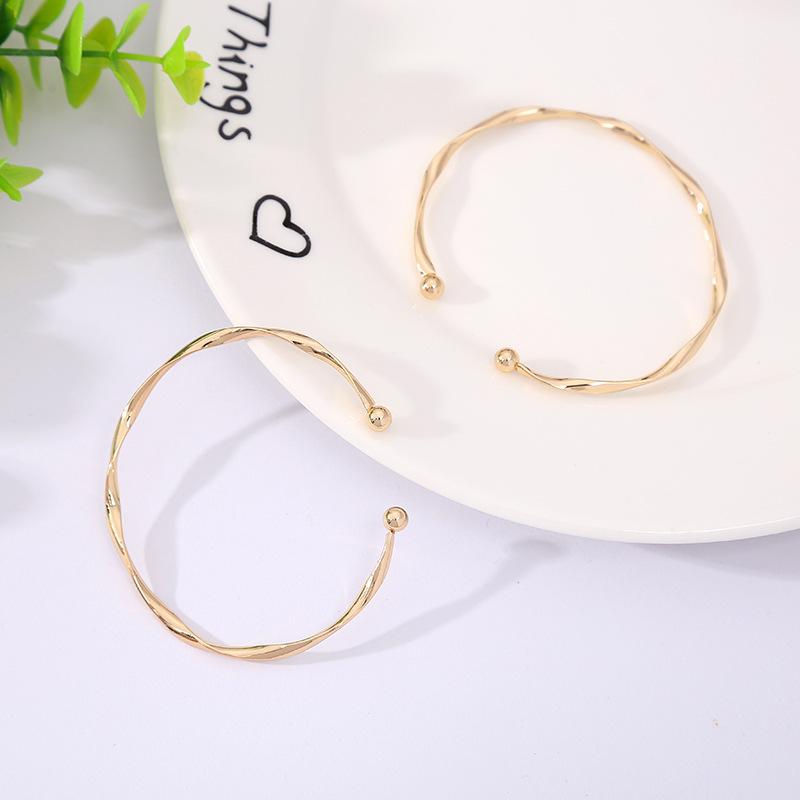 

Простой и универсальный открывающийся браслет в стиле ветер , Браслет холодного ветра с продвинутым дизайном, Модный браслет с волнистым узором