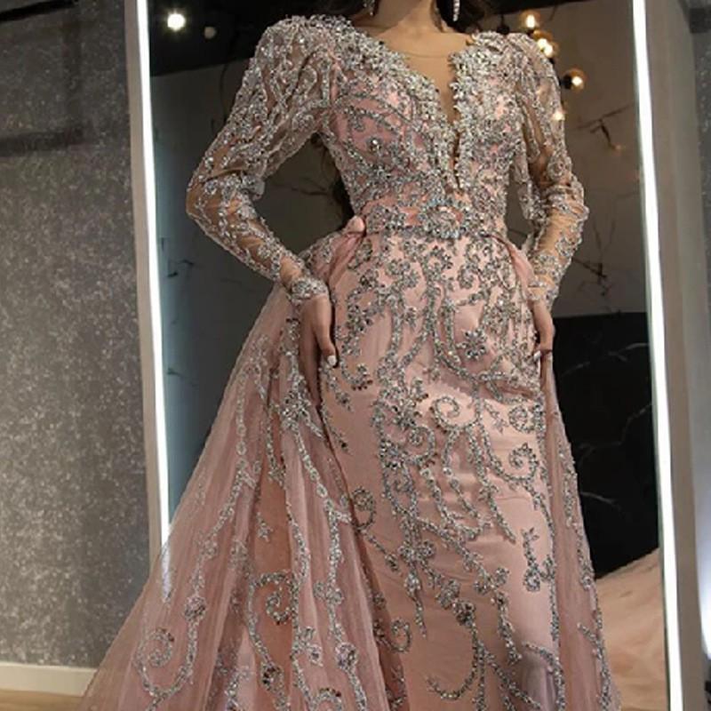 Elegante Abito da Sera Lungo Rosa in Pizzo a Manica Lunga con Scollo a V e Strascico Vita Alta Silhouette da Principessa Eventi Formali