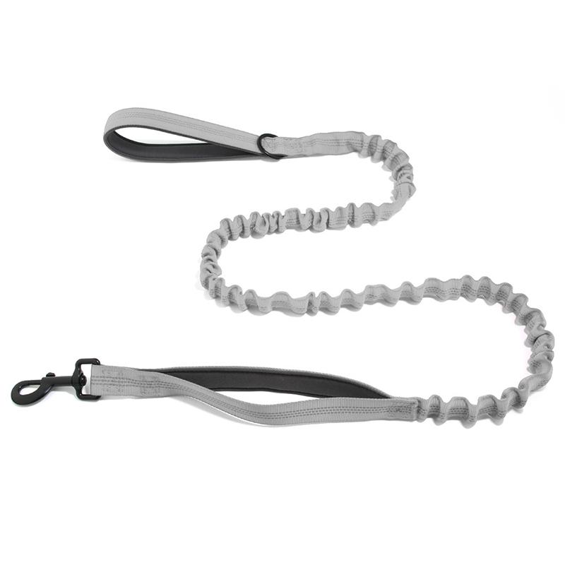 Laisse Tactique pour Chien à Double Poignée Haute Élasticité Anti-Explosion Sans Emmêlement Entraînement Extérieur Promenade Laisses pour Chiens en Nylon Articles pour Chiens (Grey,M(2.5x122 155cm))