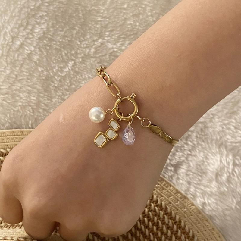 Heart Pendant Bracelet Trendy Flower Chain Jewelry Stainless Steel Texture Suitable for Casual and Special Occasion