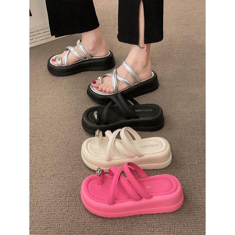 Ins super fire versatile beach shoes women's summer 2025 new outer wear thick sole heightening Internet celebrity niche set toe