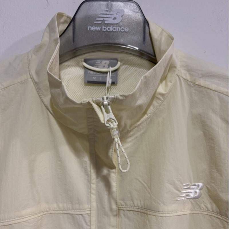 NeW Balance W LightWeight Semi Crop Woven Jacket nbnaf2W412 Light yelloW
