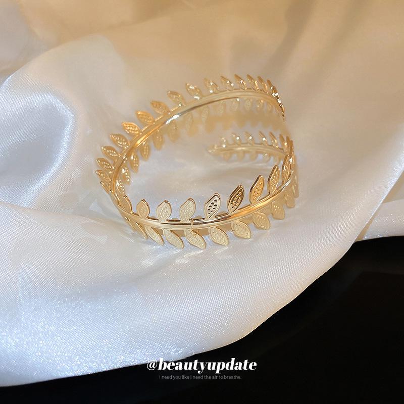 Blatt & Zweig Armreif: Luxuriös, Einzigartiges Design, Vielseitiges Armband im Cold Style