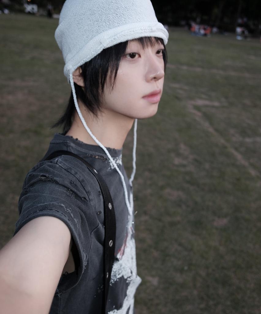 ZIZEMUSEUM Long String Mesh Beanie (White)