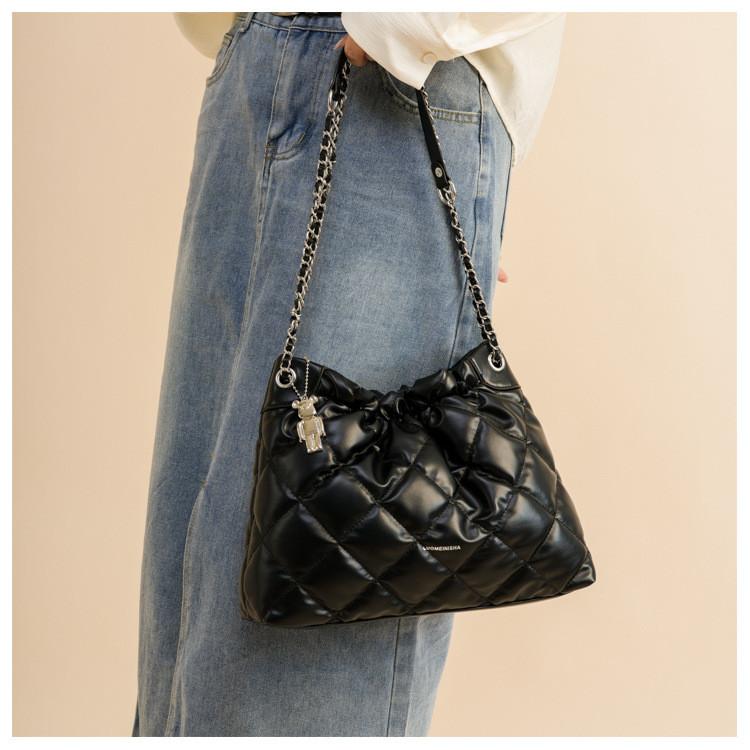 IELGY Ladies Large-Capacity Shoulder Messenger Bag Texture Portable Diamond Bucket Bag