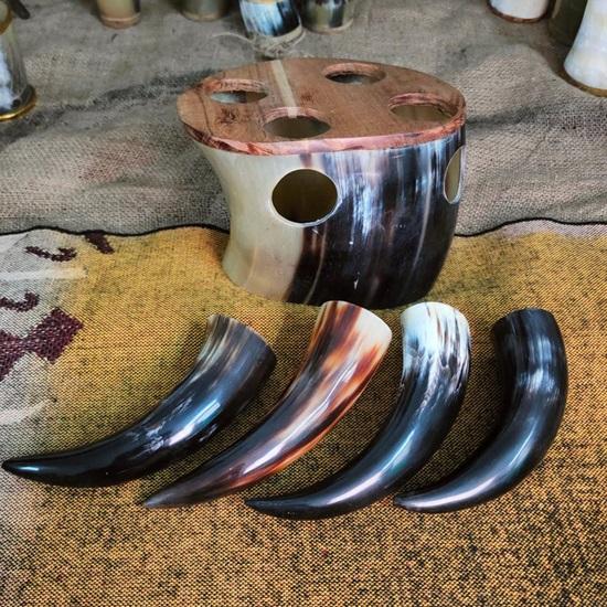 

Стопки из питьевого рога викингов (Набор из 4) с подставкой-рогом: Скандинавский декор