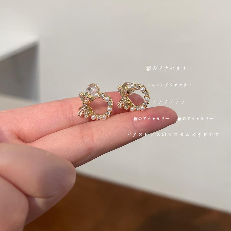 

Sweet bow silicone ear clips, no ear piercings, design, personalized trendy studs, high-end sense, niche mosquito coil disc earrings. 14k