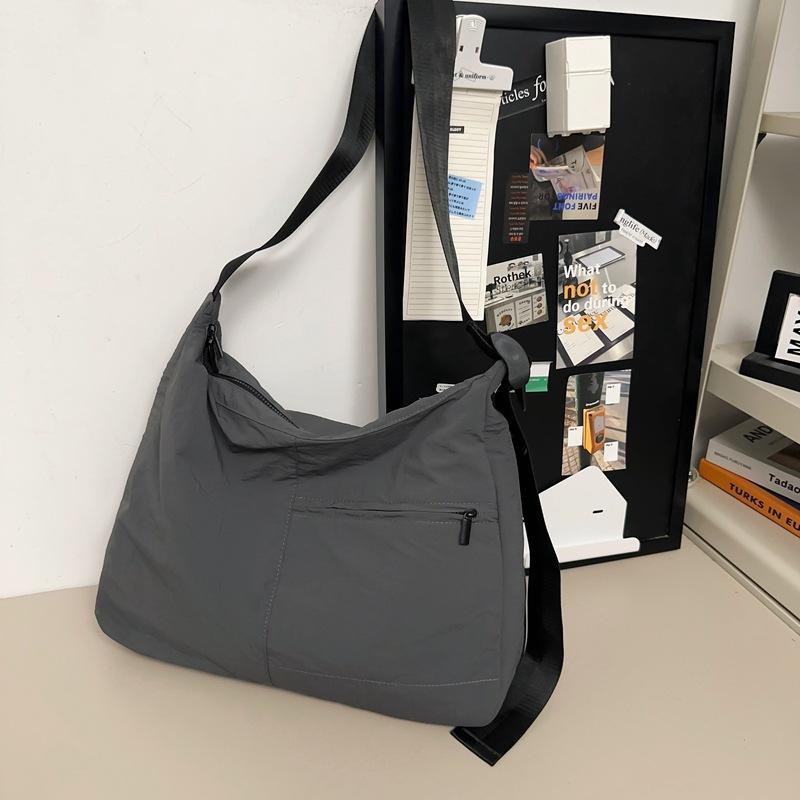 

Японская повседневная сумка-мессенджер из нейлона женская 2025 новая простая вместительная сумка через плечо нишевый дизайн сумка для поездок на работу серый