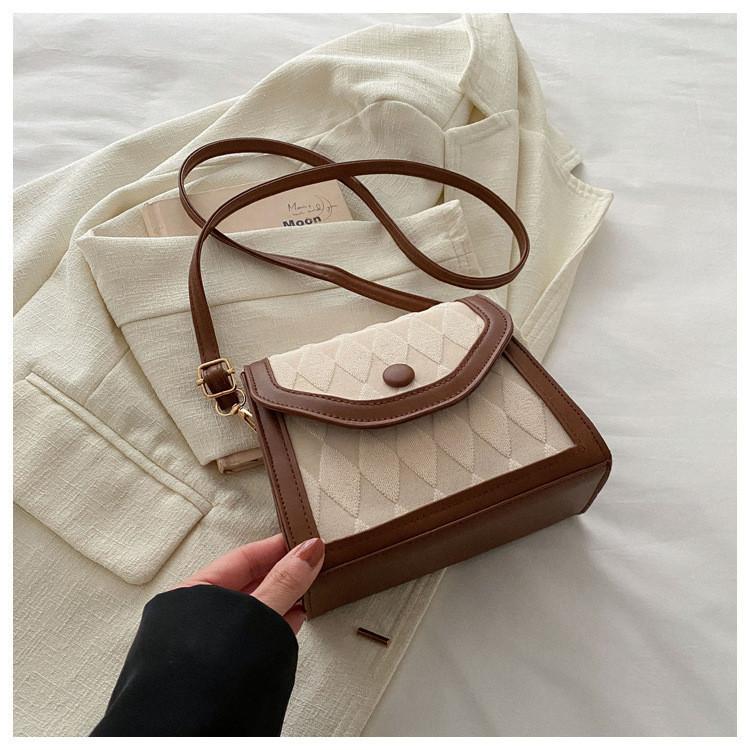 Trendige kleine Umhängetasche mit Karostich-Details, perfekt für Alltagsoutfits