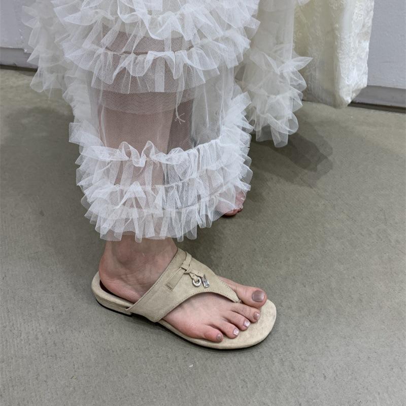 Xiaoxiangfeng girl with skirt toe flip-flops shoes women's summer wear 2025 new pinch foot flat bottom cool slippers