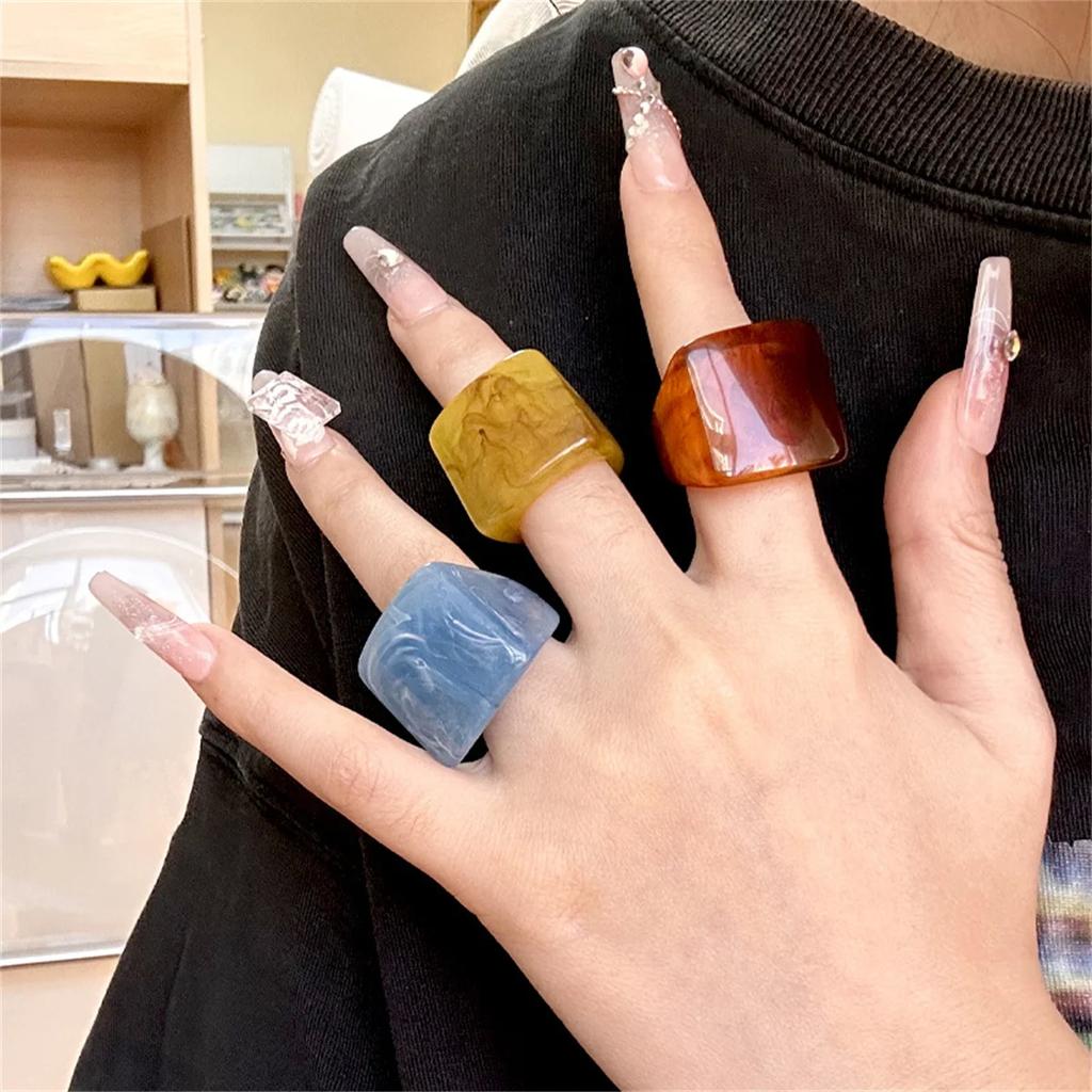 New Vintage Trendy Large Finger Rings For Women Exaggerated Amber Color Resin Temperament Geometric Finger Ring Punk Jewelry