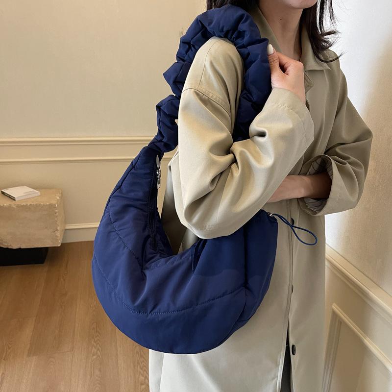 Winter Fashion Bag Women's 2025 New College Style Dumpling Bag Casual Large Capacity Shoulder Messenger Bag