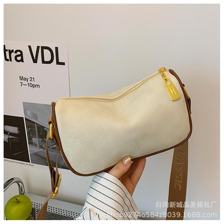

Retro splicing tofu bag wide shoulder strap casual messenger bag women s 2025 new fashion commuter shoulder bag бежевий