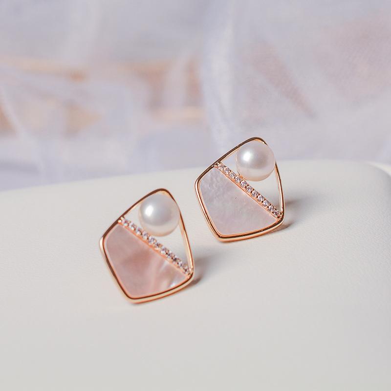 French Light Luxury Natural Freshwater Pearl Earrings Small Fragrant Style S925 Silver Needle Geometric Rhombus Stud Earrings Femininity Sweet 2026 золотой