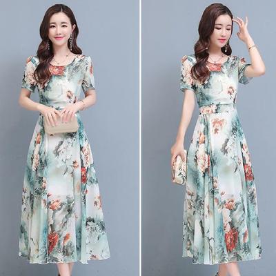Robe d'été élégante à fleurs et coupe trapèze: Coupe ajustée et prête pour la plage