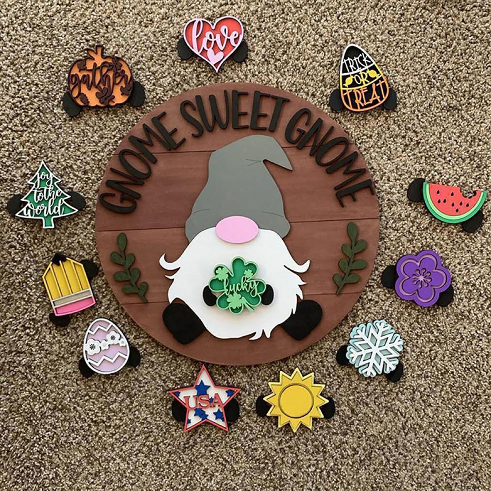 

Входная дверь украшена деревянным венком с надписью «Гном», сменными украшениями и настенным украшением для крыльца в деревенском стиле. One Size