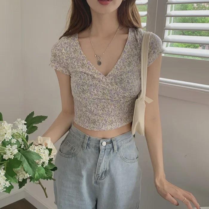 T-shirt da donna floreale con scollo a V, stile coreano dolce e piccante, vita alta, maniche corte aderenti, Top Hot Girl Estate 2025