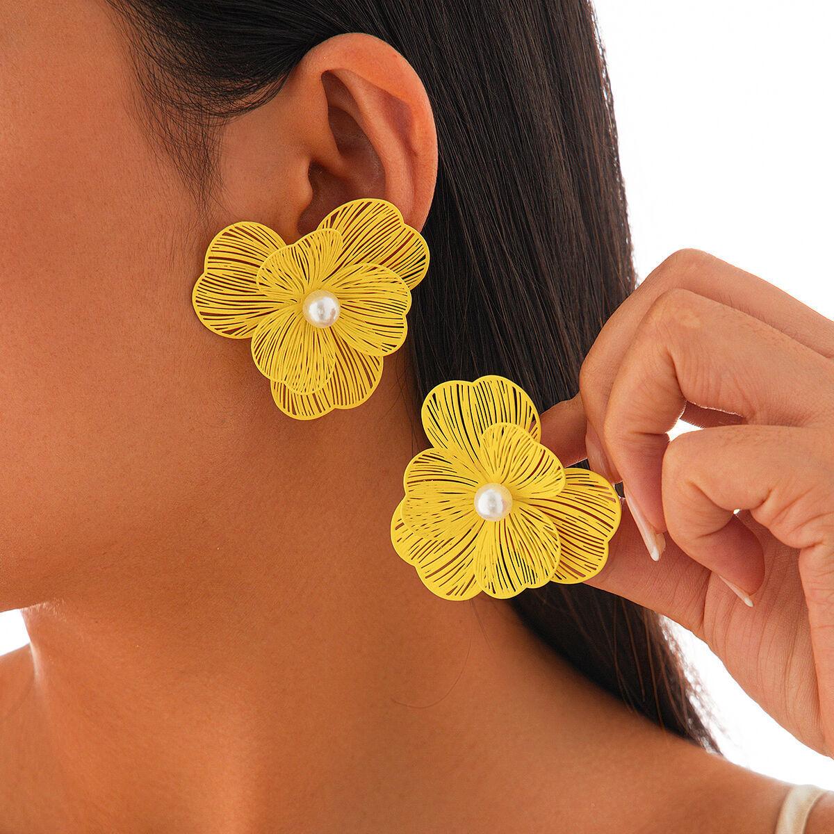 Salircon Bohemian Elegant Imitation Pearl Flower Earrings Woman Trend  Geometric Petal Piercing Stud Earrings Lady Jewelry